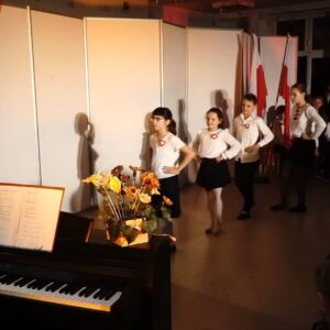5 listopada odbył się na koncert muzyczny “Niepodległa” z okazji 103 rocznicy odzyskania przez Polskę niepodległości w MDK “Bielany” w Warszawie w wykonaniu dzieci i młodzieży. Na zdjęciu tańczące dzieci.