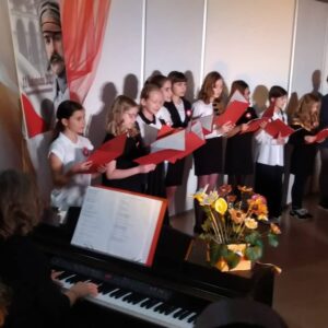 5 listopada odbył się na koncert muzyczny “Niepodległa” z okazji 103 rocznicy odzyskania przez Polskę niepodległości w MDK “Bielany” w Warszawie w wykonaniu dzieci i młodzieży. Na zdjęciu śpiewające dzieci.