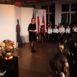 5 listopada odbył się na koncert muzyczny “Niepodległa” z okazji 103 rocznicy odzyskania przez Polskę niepodległości w MDK “Bielany” w Warszawie w wykonaniu dzieci i młodzieży. Na zdjęciu pani dyrektor i dzieci.