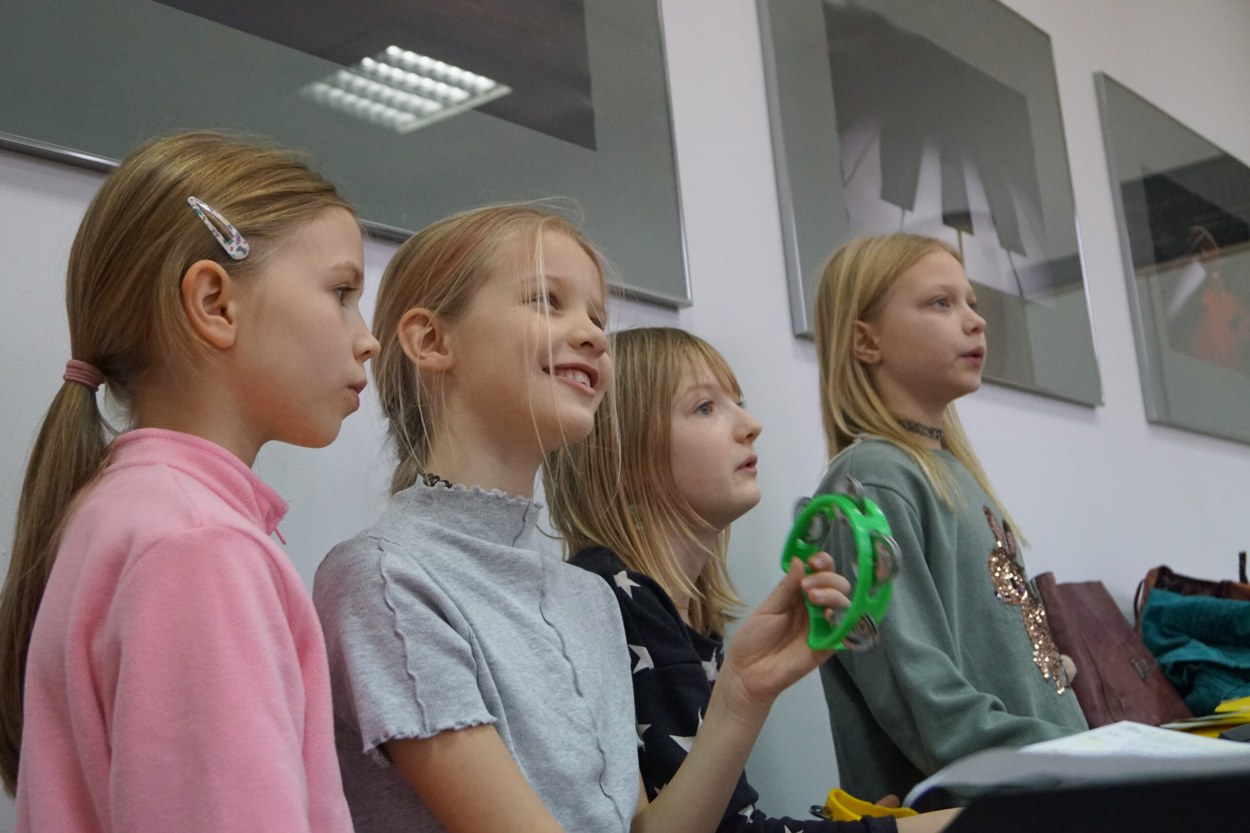 Pracownia muzyczna dzieci uczą się piosenki pod kierunkiem nauczycielki