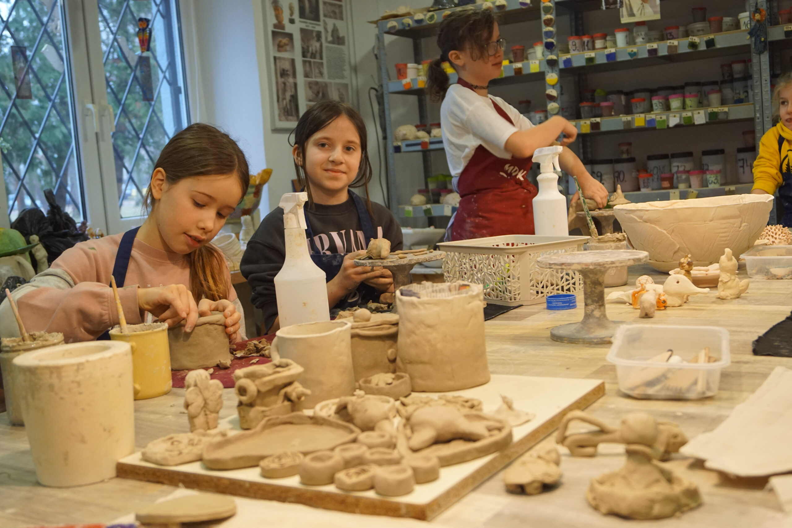 pracownia ceramiczna - dzieci lepią z gliny